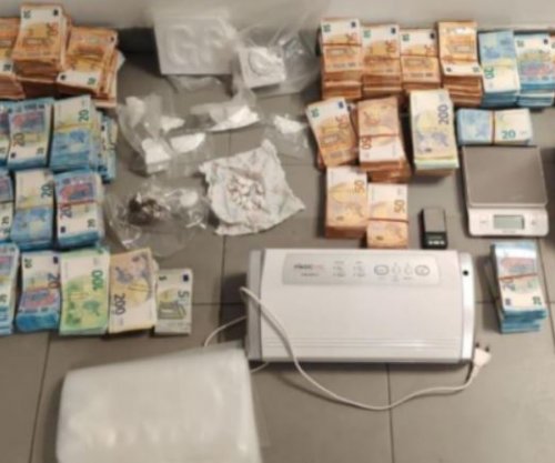 Shqiptari në Itali kapet me gjysmë milioni euro dhe kokainë, në përpjekje për të ikur e shkel policin me kombin e tij