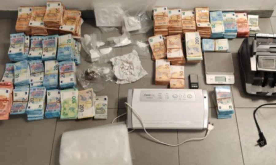 Shqiptari në Itali kapet me gjysmë milioni euro dhe kokainë, në përpjekje për të ikur e shkel policin me kombin e tij