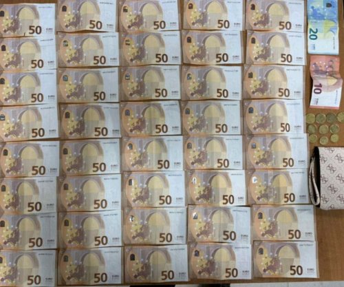 Mësimdhënësja nga Ferizaj dorëzon portofolin me mbi 2 mijë euro në polici