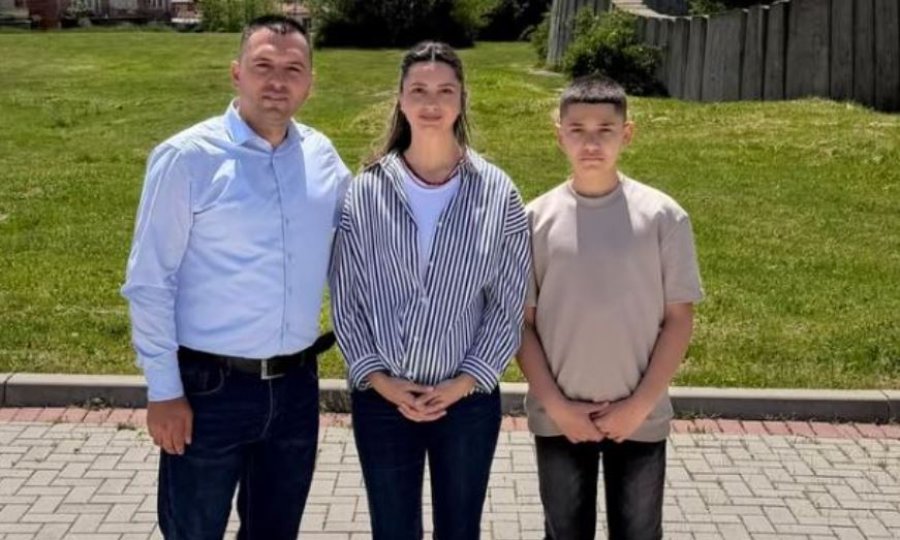 Fahri Fazliu i ri së bashku me vajzën e Agron Rrahmanit në 28-vjetorin e rënies së tij