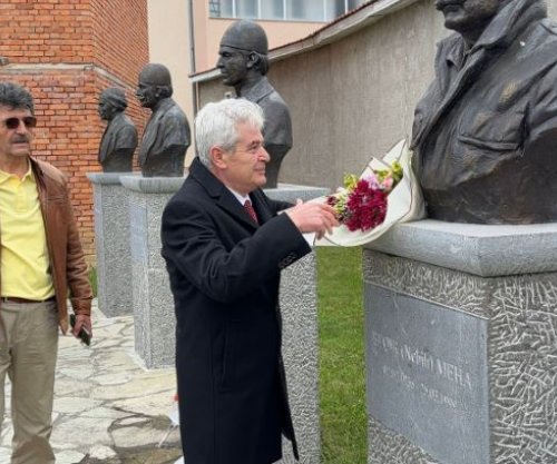 Ali Ahmeti nderon Tahir dhe Nebih Mehën në 45-vjetorin e rënies heroike