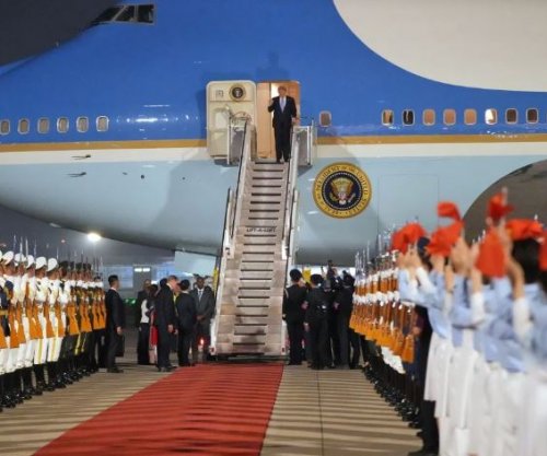 Trump arrin në Kinë, pritet me nderime ushtarake