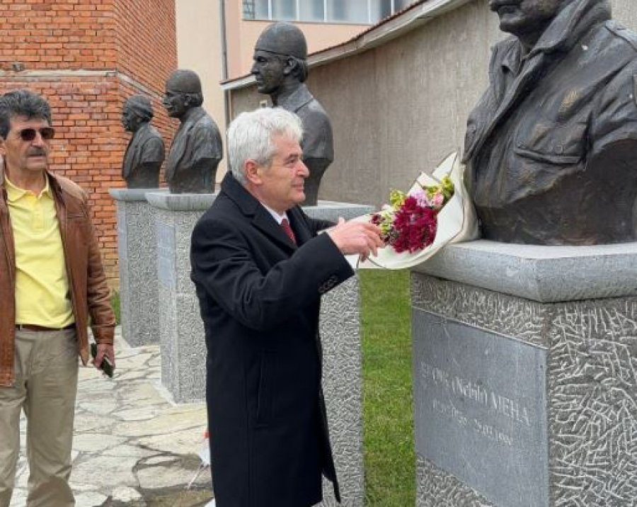 Ali Ahmeti nderon Tahir dhe Nebih Mehën në 45-vjetorin e rënies heroike