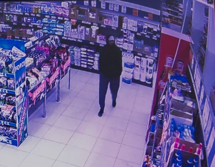 Policia kërkon ndihmë për identifikimin e të dyshuarit për grabitje