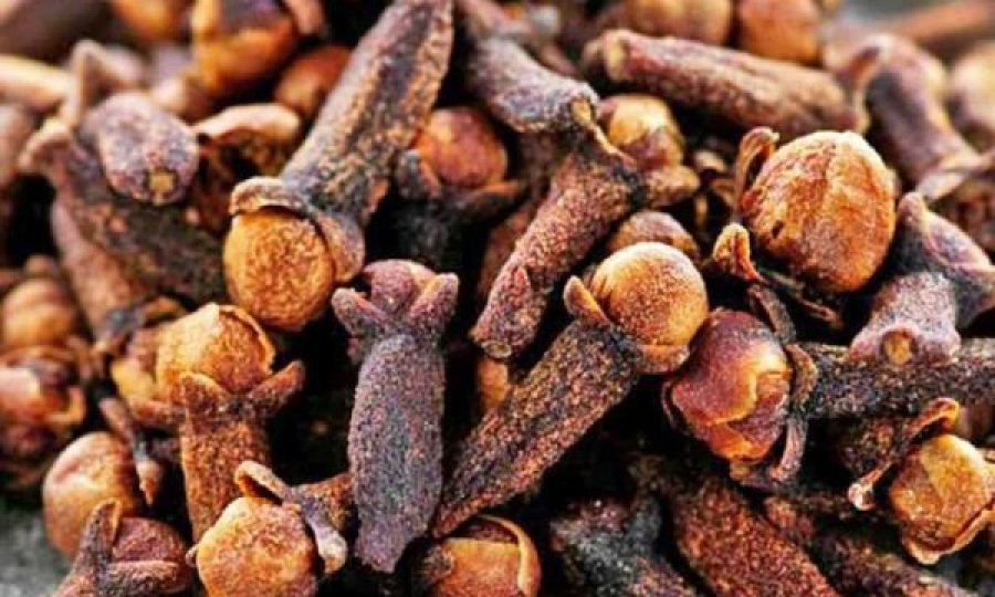 Kuroni diabetin dhe sëmundjet e frymëmarrjes me karafil
