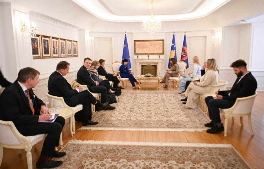 Haxhiu pret komisionaren e BE-së: Kosova, e përkushtuar ndaj rrugës evropiane