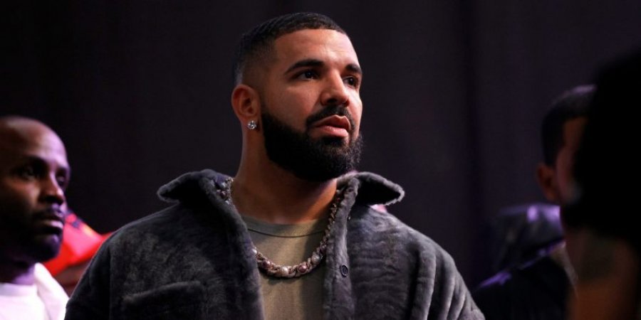 Drake publikon tri albume të reja, rikthen rivalitetin me Kendrick Lamarin