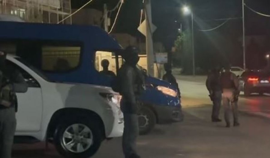 Njësia Speciale vendoset në Skenderaj, ndalin vetura për kontroll