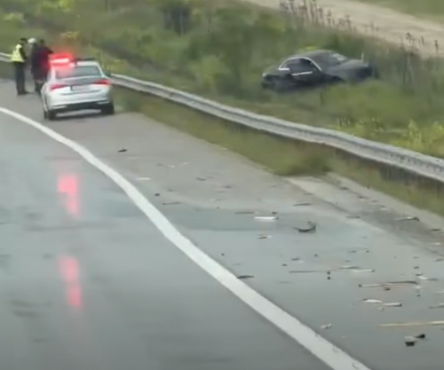 Aksident në autostradën “Ibrahim Rugova”, një veturë del komplet nga rruga