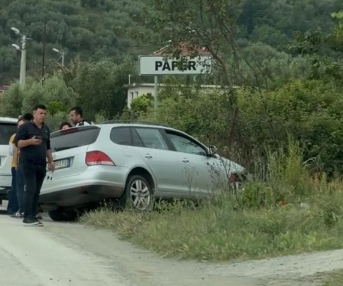 Aksident në Elbasan, vetura del nga rruga pasi vozitësi humbi kontrollin
