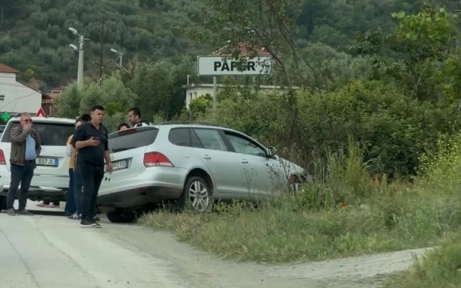 Aksident në Elbasan, vetura del nga rruga pasi vozitësi humbi kontrollin