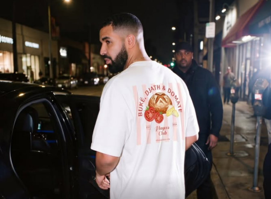 Dashuria e Drake për shqiptarët, bluza e tij flet shumë