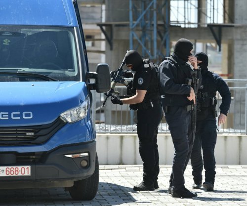 Policia konfiskon thika dhe një armë me gaz në Mitrovicë e Skenderaj