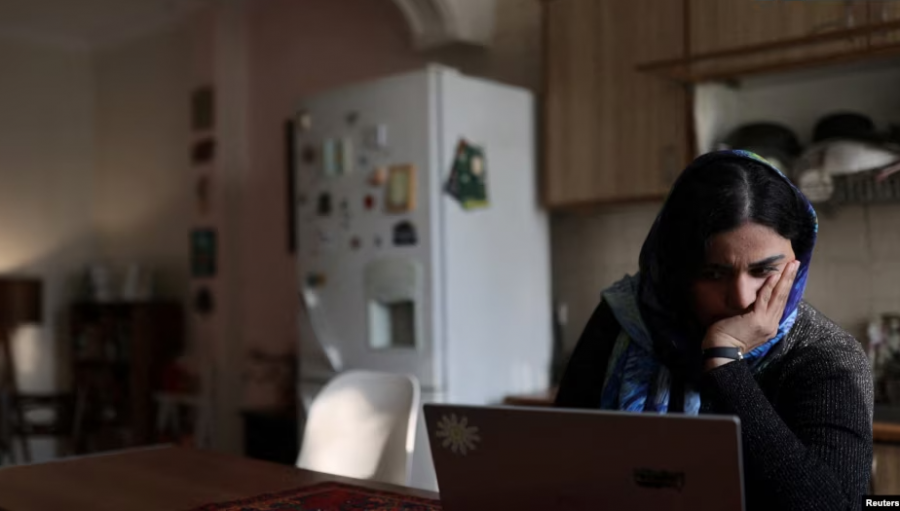 Gratë bartin barrën e ndaljes së internetit në Iran