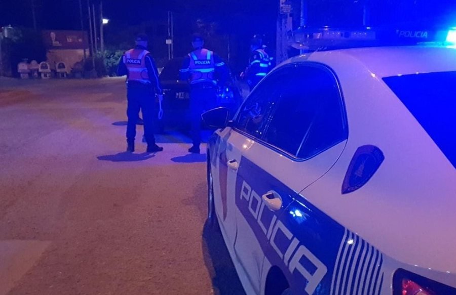 Të shtëna armësh në Tiranë, plagoset një polic