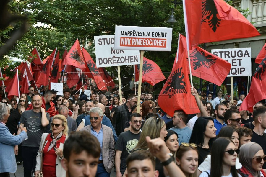 Mesazhi i studentit në protestë: Nuk ka institucion që guxon ta prekë gjuhën shqipe