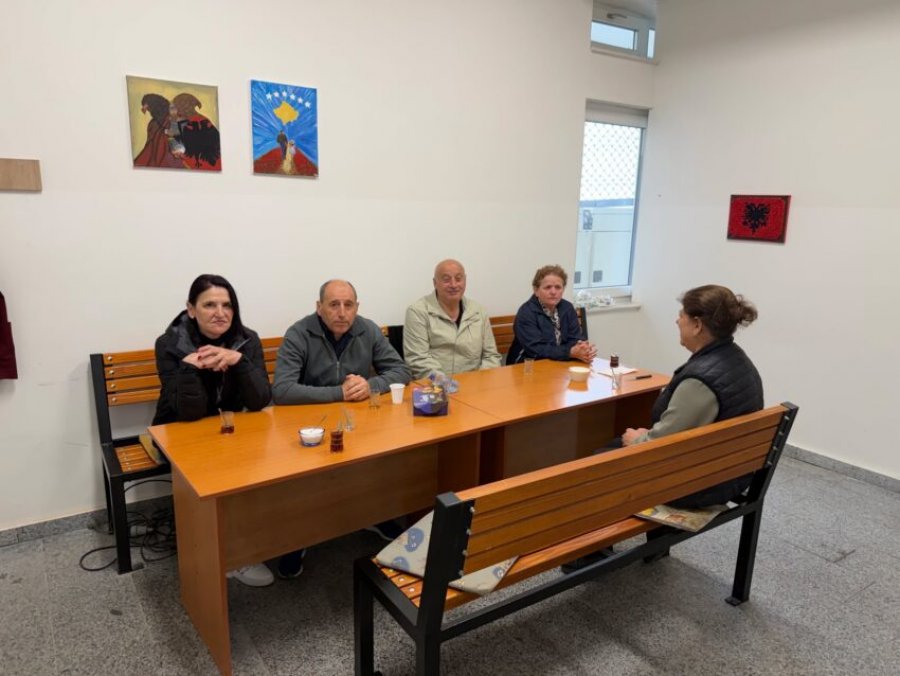 Punëtorët teknikë të shkollave në Prishtinë hyjnë në grevë, drejtori i shkollës nuk i lejoi të flasin