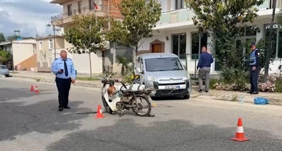 Vetura godet një motoçikletë në rrugën Fier-Roskovec, drejtuesi në gjendje të rëndë