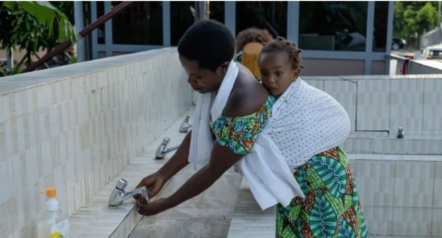 Mjekja e OBSH-së ngre alarmin: Ebola mund të përhapet më shpejt nga sa mendohej