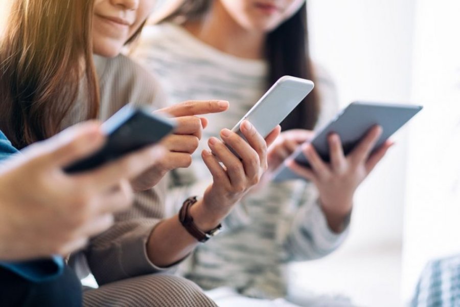 Fikeni telefonin për disa orë çdo ditë, për të shpëtuar nga varësia