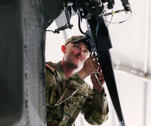 Ushtarët amerikanë në “Bondsteel” mirëmbajnë helikopterët “Black Hawk”