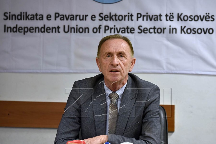 Pezullohet greva, punëtorëve teknikë të shkollave në Prishtinë u dalin pagat