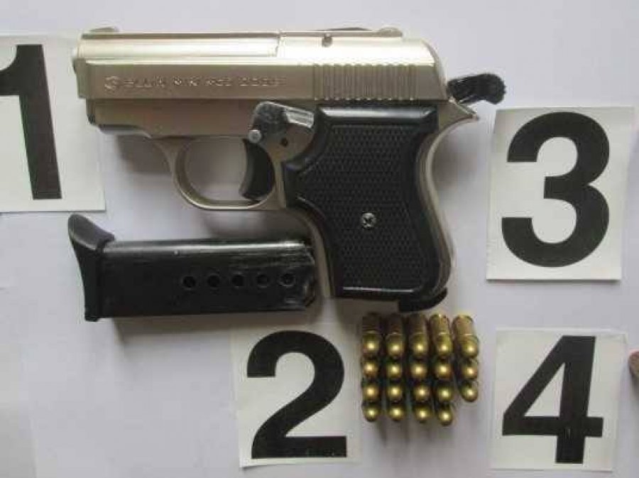 Policia gjen armë zjarri dhe 19 fishekë te një nxënës në një shkollë në Skenderaj