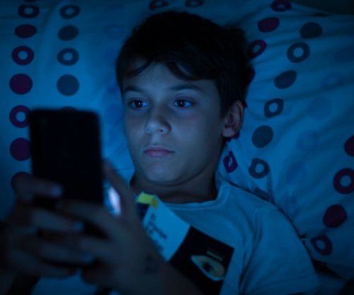 Studimi: Përdorimi i telefonit gjatë natës po ua “vjedh” gjumin adoleshentëve