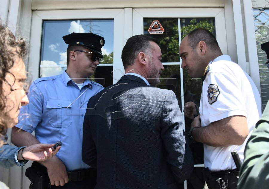 PSD-ja zhvillon aktivitet pranë selisë së LVV-së, Molliqaj nuk lejohet të hyjë brenda