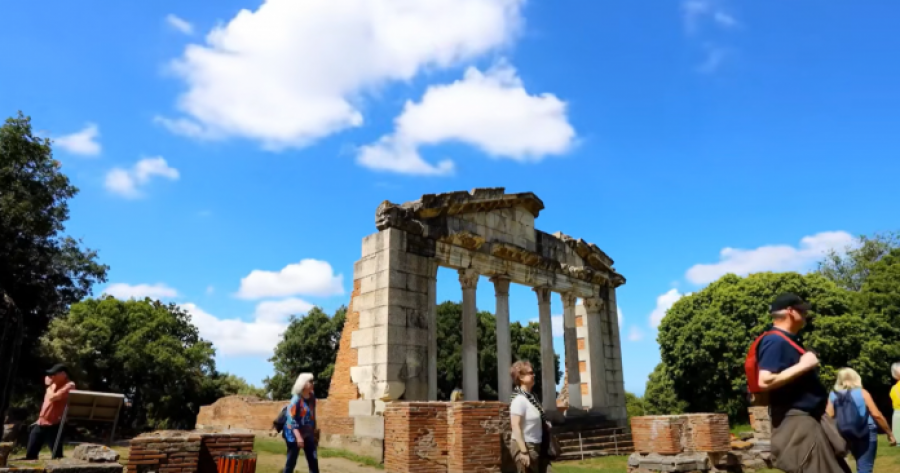 Turistë nga e gjithë bota në Apoloni