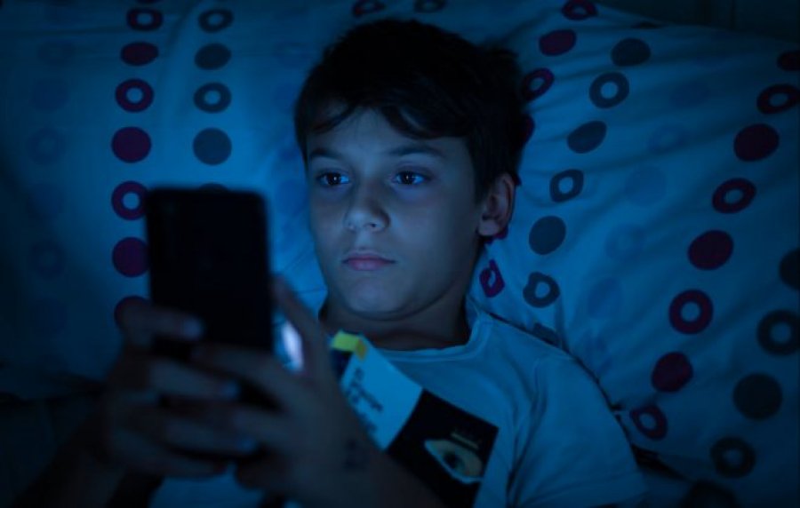 Studimi: Përdorimi i telefonit gjatë natës po ua “vjedh” gjumin adoleshentëve