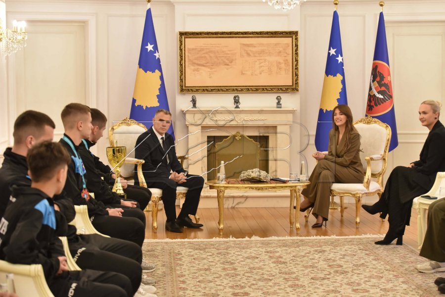 Haxhiu pret në takim ekipin e Kikboxit të Kosovës