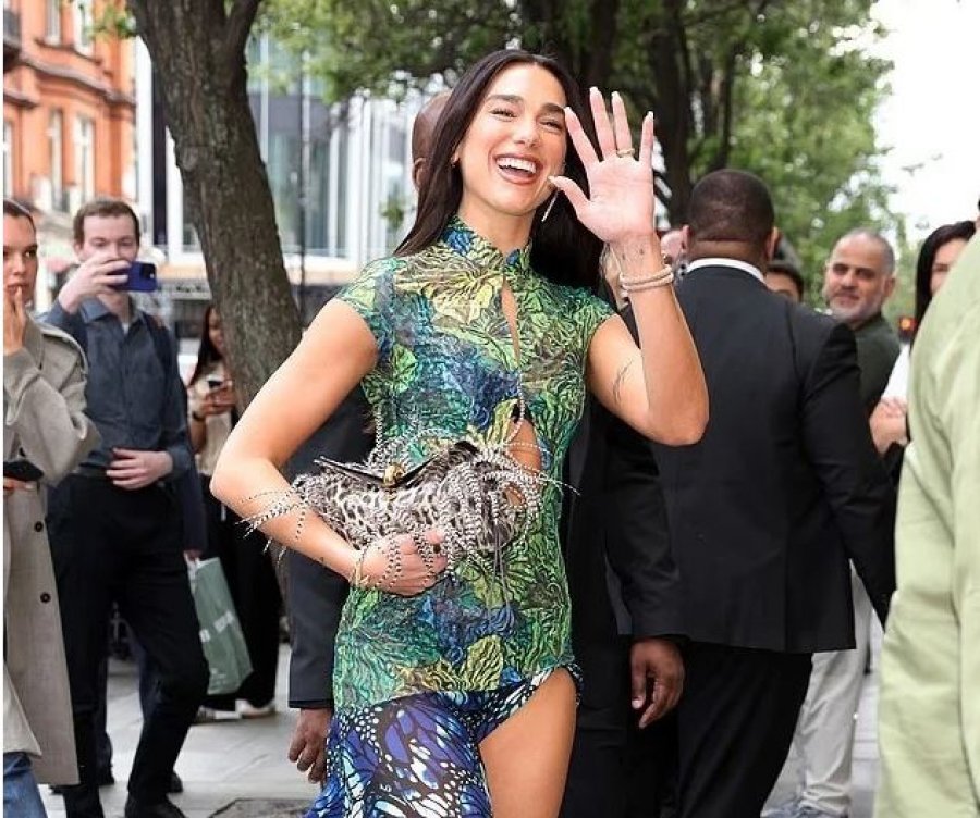 Dua Lipa shkëlqen në Londër gjatë prezantimit të koleksionit të saj të ri të kujdesit për lëkurën