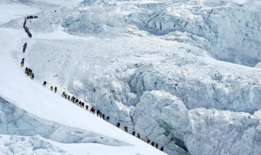 Rekord në malin Everest, 274 alpinistë ngjiten në majë brenda një dite