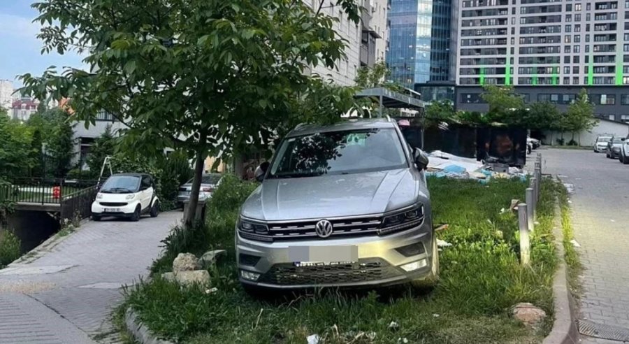 Dënohet me 100 euro një person në Prishtinë, parkoi në hapësirë të gjelbëruar