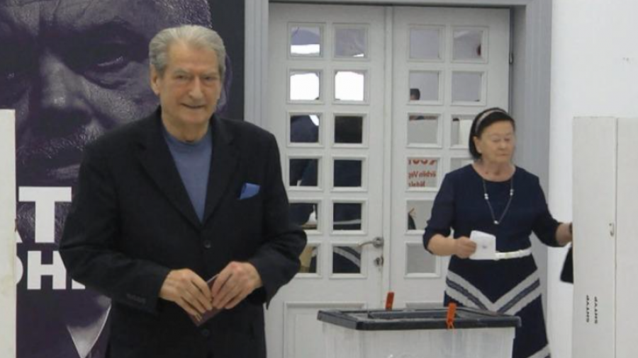 I shoqëruar nga bashkëshortja, Berisha voton për kreun e PD-së: Proces shembullor dhe demokratik
