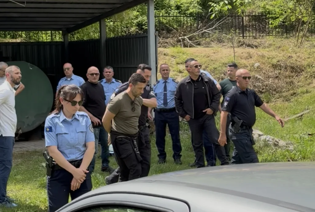 Tentuan ta shpalosnin flamurin e tyre, arrestohen gjashtë serbë afër Manastirit në Prizren