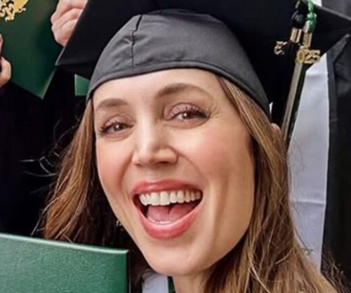Eliza Dushku nderohet me titullin “Doktor Honoris Causa”