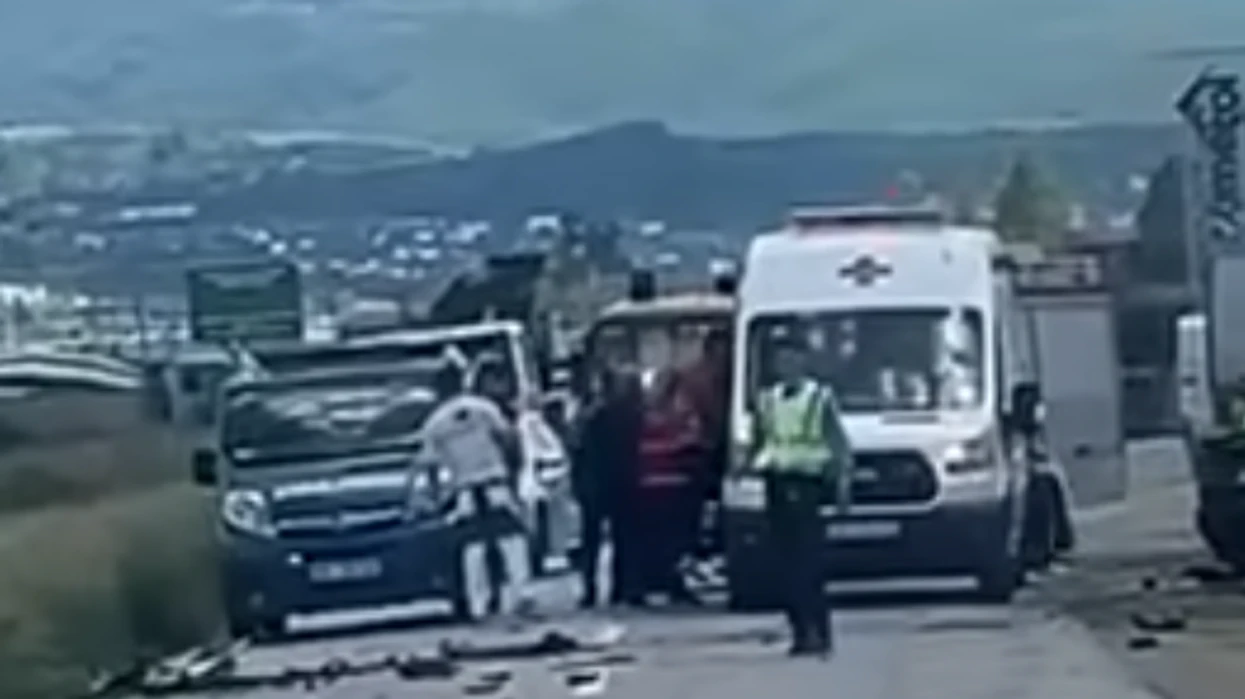 Tre të lënduar në aksidentin mes tri veturave në rrugën Viti - Kllokot