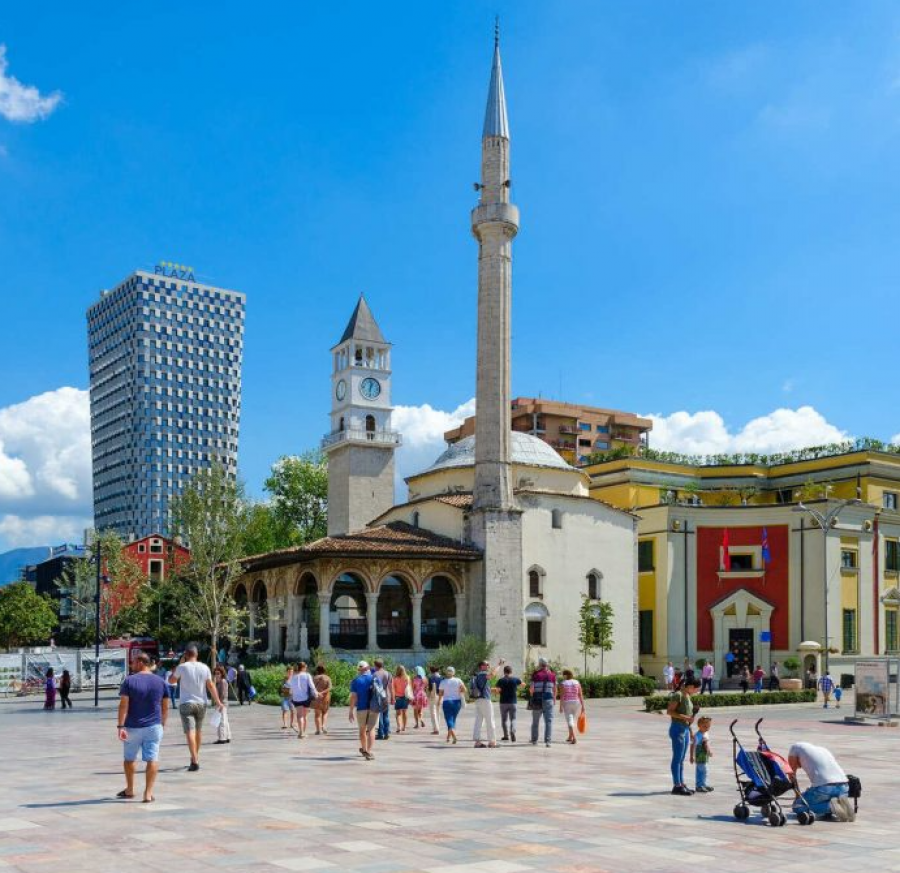 “Daily Mail”: Tirana, një nga destinacionet më të lira për pushime në Evropë