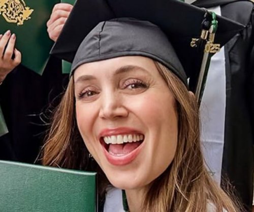 Aktorja Eliza Dushku nderohet me çmimin “Doctor Honoris Causa” nga “Lesley University”
