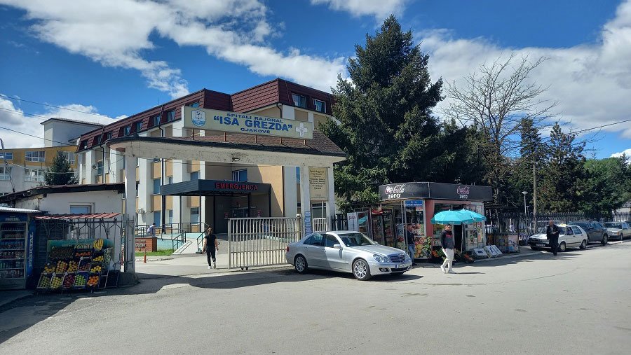 Aktakuzë ndaj një ish-drejtori të Spitalit të Gjakovës, i mundësoi punëtorit të marrë rrogë pa shkuar në punë