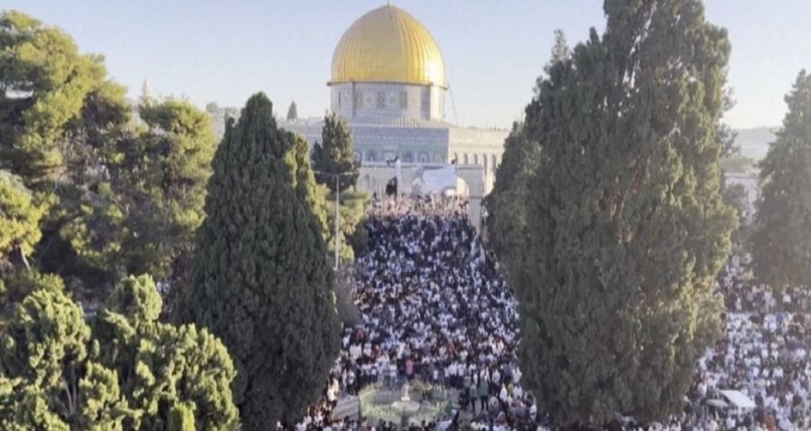 Kurban Bajrami në Jeruzalem - Palestinezët luten në Xhaminë Al Aksa