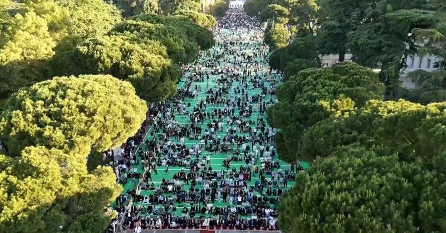 Bulevardi “Dëshmorët e Kombit” në Tiranë mbushet me besimtarë, falin namazin e Bajramit