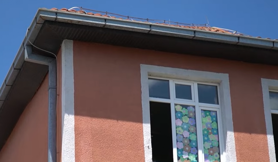 Serbët vazhdojnë mosrespektimin e festave zyrtare, mbahet mësim në Graçanicë