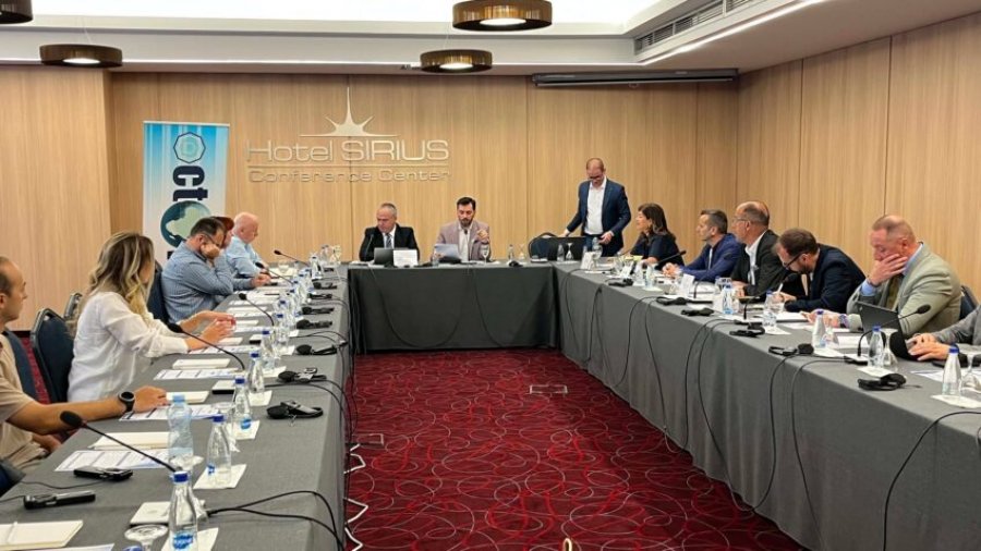 “Octopus”: Serbia po ndërhyn në zgjedhjet në Kosovë përmes propagandës, rrjeteve kriminale dhe Listës Serbe