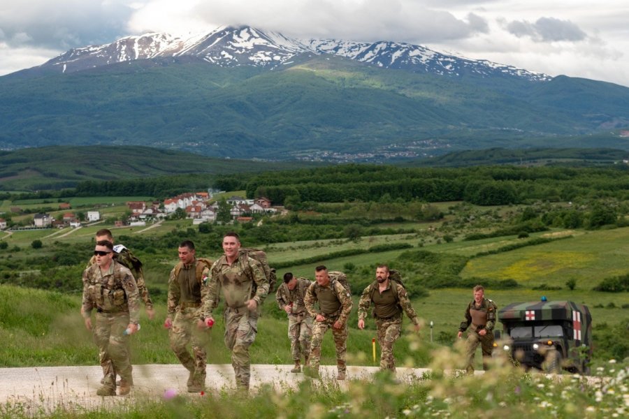 Ushtarët e KFOR-it zhvillojnë stërvitjen “Norwegian Foot March” në “Bondsteel”