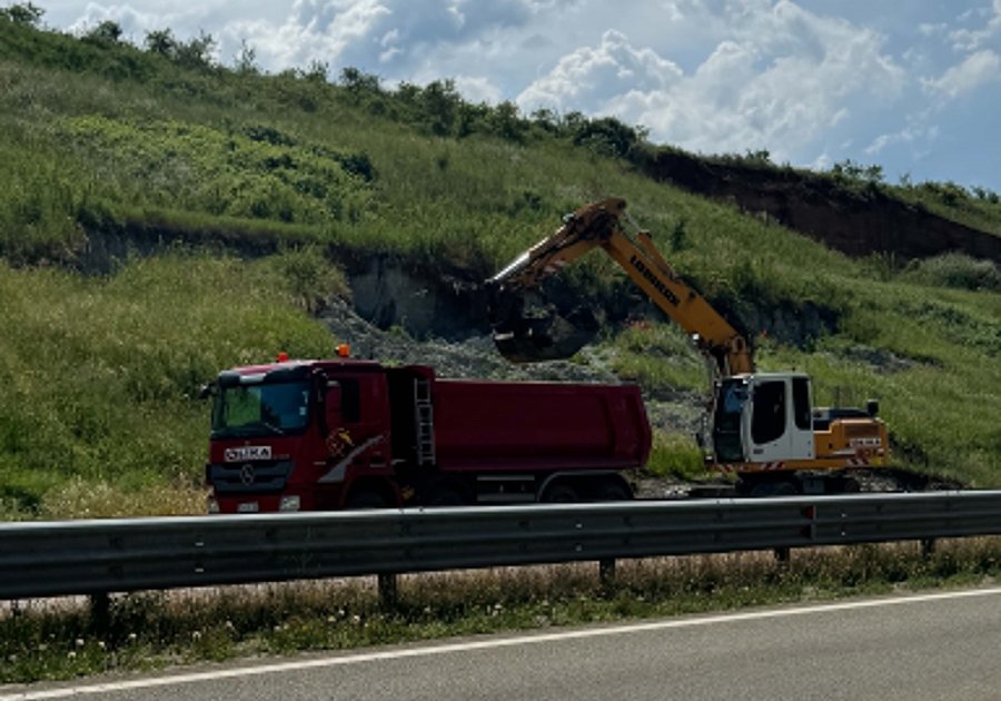 Nis pastrimi i rrëshqitjeve të dheut në autostradën “Ibrahim Rugova”, në segmentin Suharekë - Prizren