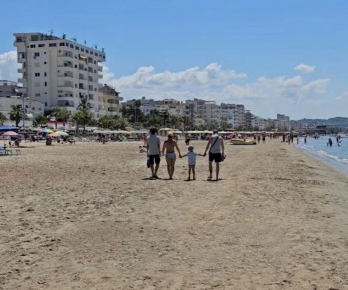 Turistët e huaj popullojnë Durrësin, fluks i lartë i pushuesve në plazhe