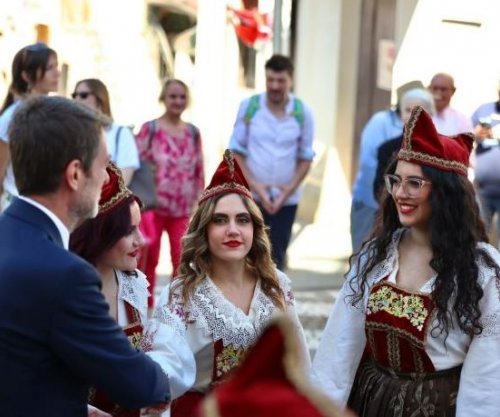 Hoxha: Arbëreshët, urë e gjallë lidhëse mes Shqipërisë dhe Italisë